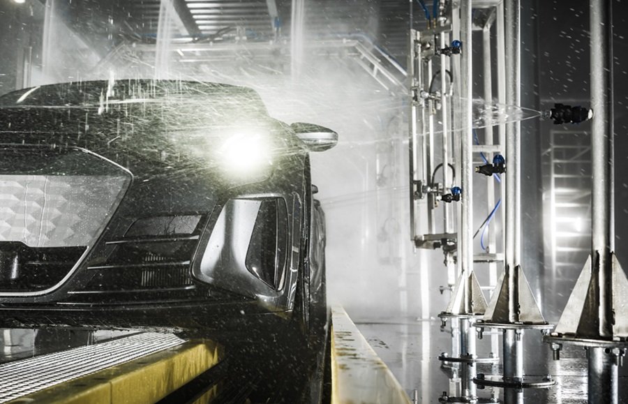 Aspirado del interior de un vehículo en Emirates Car Wash