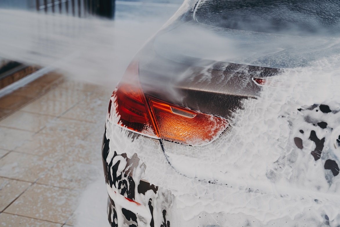 Auto recién lavado bajo la lluvia